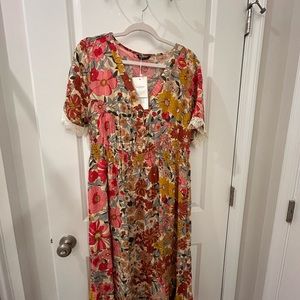 Beautiful floral dress with lace on sleeves